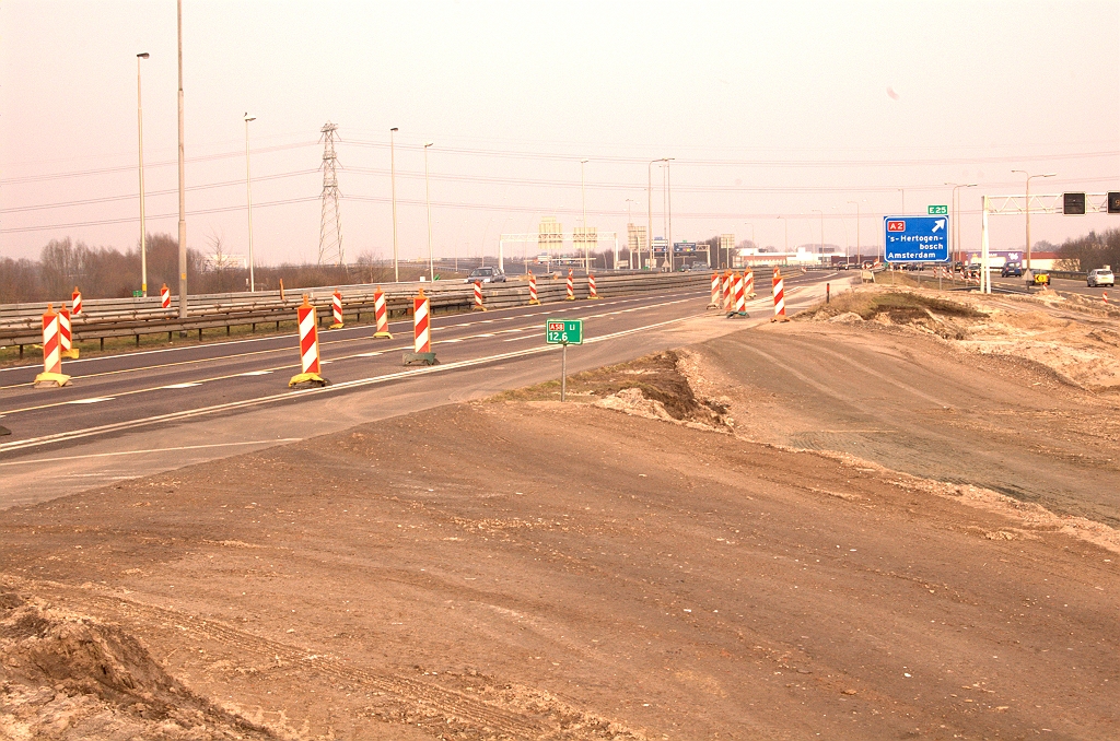 20090301-160309.jpg - Aansluiting van het nieuwe talud op de bestaande A58 in de richting Nijmegen. Mocht het inderdaad de parallelbaan betreffen, dan moet er aangesloten worden op de rijbaan aan de andere kant van de geleiderail/barrier.