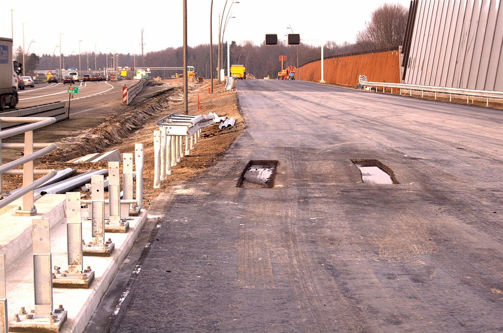 20090301-170659.jpg - Toch nog een bijzonderheid gevonden: twee uitgefreesde sleuven in het asfalt nabij KW 11 (Welschapsedijk).