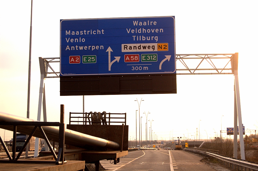 20090313-173530.jpg - In kp. Ekkersweijer was de A2 vanuit de richting 's Hertogenbosch  reeds voorzien  van nieuwe portaalborden. Nu is ook de eerste verschenen op de (nog) A58 vanuit de richting Nijmegen. Afplakkers moeten er nog op. Nog maar een bord dat pas nut krijgt als de nieuwe A2 hoofdrijbaan tussen kp. Ekkersweijer en kp. Batadorp gereed is.