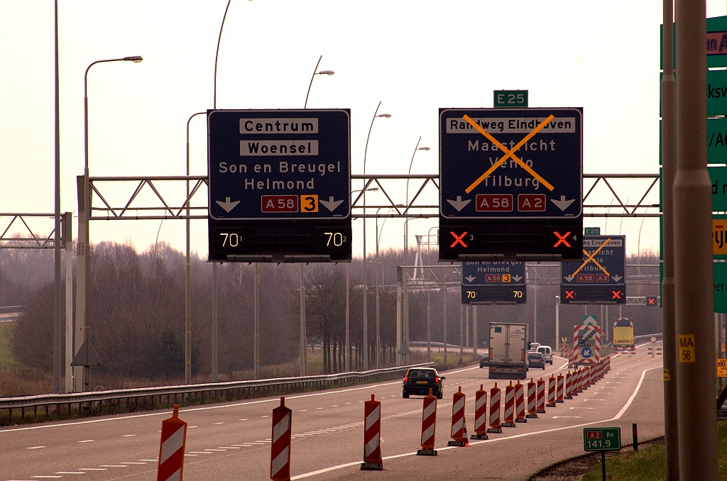 20090314-131634.jpg - De weekendafsluiting van de verbindingsweg 's Hertogenbosch-Maastricht in kp. Ekkersweijer op zaterdag. De omleidingsroute ("3") loopt door de bebouwde kom van Eindhoven.