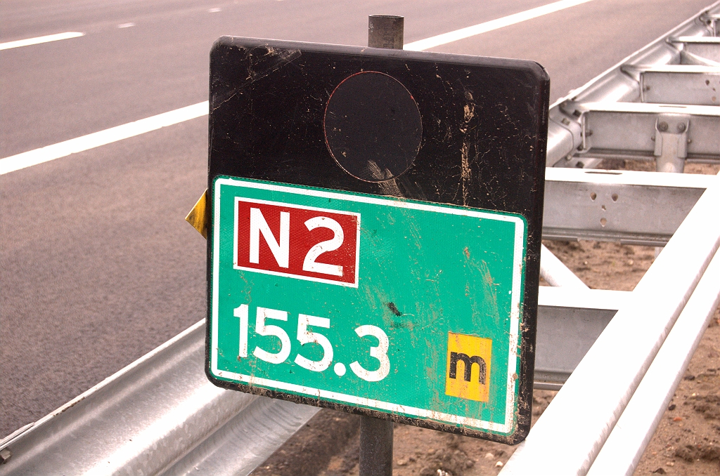 20090314-143217.jpg - Tussen KW 2 en KW 3 ontwaren we een bijzonder hectometerbordje met een autowegnummer op een rood schildje. Merk ook de decimale punt in plaats van komma op. Ongetwijfeld een verbouwd bordje waarbij het groenvlak in zijn geheel is overgeplakt.