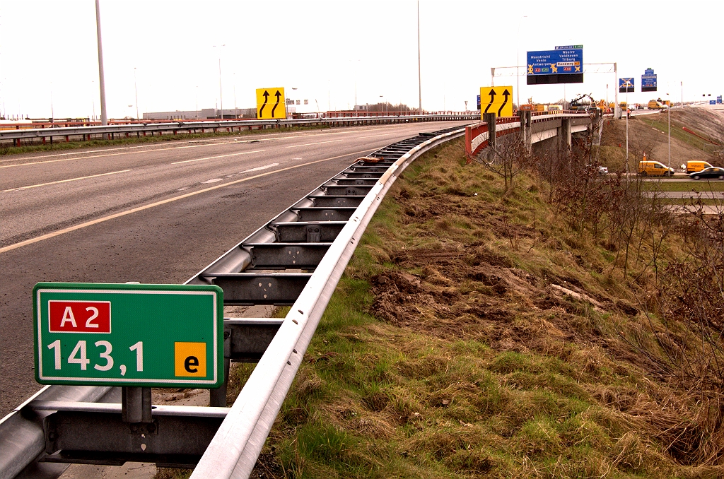 20090315-130530.jpg - De weekendafsluiting van de verbindingsweg Amsterdam-Maastricht in de A2 in het knooppunt Ekkersweijer is begonnen. Er is hier een bermbord geroofd, getuige de omgewoelde grond.  week 200908 