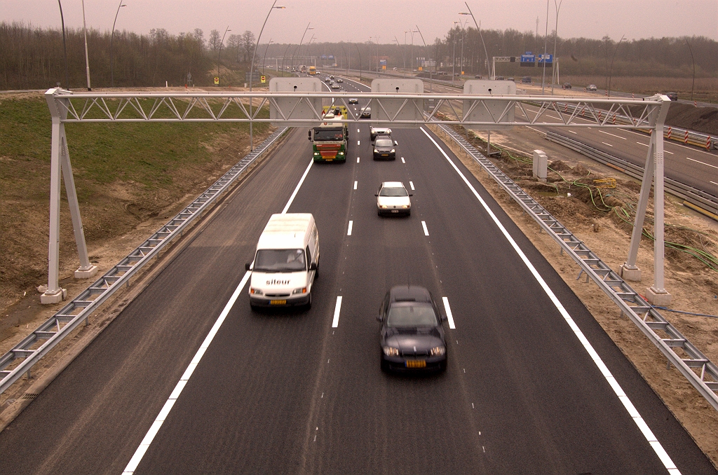 20090404-120240.jpg - Het eerste stukje autosnelweg met drie rijstroken en vluchtstrook in de nieuwe randweg Eindhoven.  week 200912 