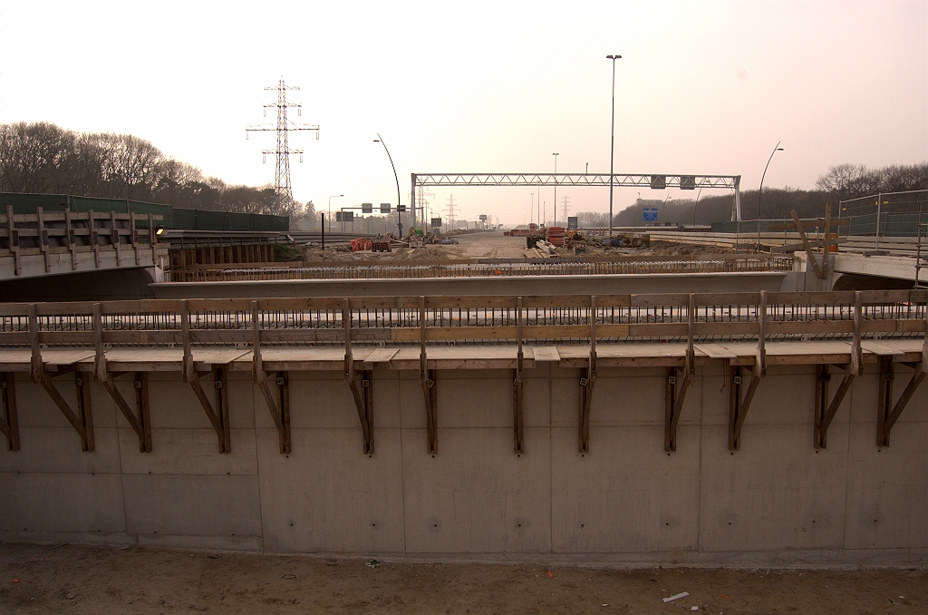 20090404-154516.jpg - Portaalmuren gereed voor het viaduct in de zuidelijke hoofdrijbaan in KW 32 (Roostenlaan). Vier rijstroken en vluchtstrook moeten er overheen.  week 200907 