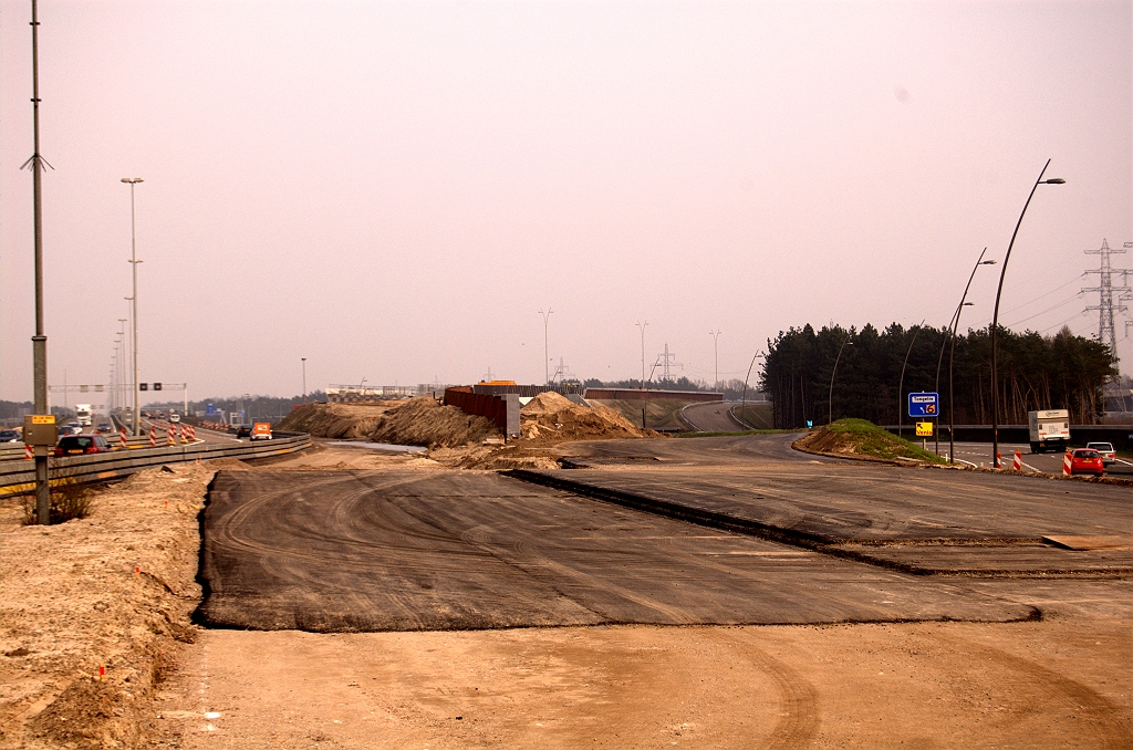 20090404-154717.jpg - Het tweede beginpunt van de A67 is geboren (het eerste ligt op de grens met Belgie). De veroorzaker van het gat in de A67, de A2, heeft ook al wat nieuw asfalt gekregen in de splitsing voor kp. Leenderheide.  week 200907 