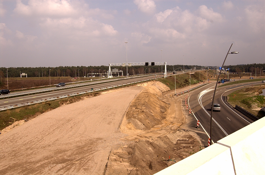 20090405-150222.jpg - Aan de andere (oost-) zijde van KW 33 moet het weer terug naar de bestaande A67 rijbaan in de richting Venlo die daar op niveau 1 ligt wegens de viaducten  over de rotonde Leenderheide. Het begin van de A67 oost is behalve bochtig dus ook hobbelig.