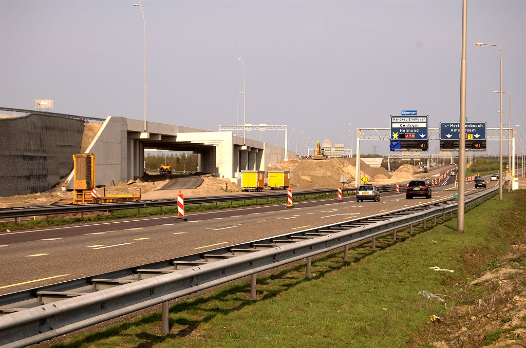20090411-161625.jpg - ...zodat de verbindingsweg vanaf de A50 uit de richting Nijmegen er op aan kan sluiten. Smal asfaltstrookje onder KW 2. We hadden hier een vluchtstrook verwacht.
