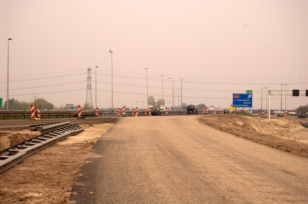 20090412-162014.jpg - De nieuwe A2 rijbaan komt uit op de A58 vanuit de richting Tilburg. De nieuwe fasering zou dus niet alleen een vacante oude oostelijke rijbaan opleveren tussen de Oirschotsedijk en kp. Batadorp, maar tevens een verkeersvrij zuidelijk spoorviaduct in KW 3.  week 200914 