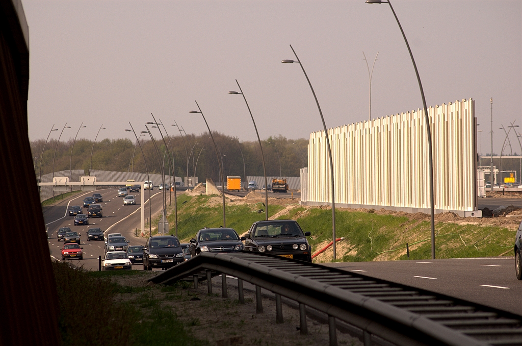 20090413-163549.jpg - Het is het geluidsscherm langs de hoofdrijbaan, hier tussen de aansluiting Veldhoven en KW 14 (Meerenakkerweg), dat nog moet doorgroeien tot aan het knooppunt de Hogt.