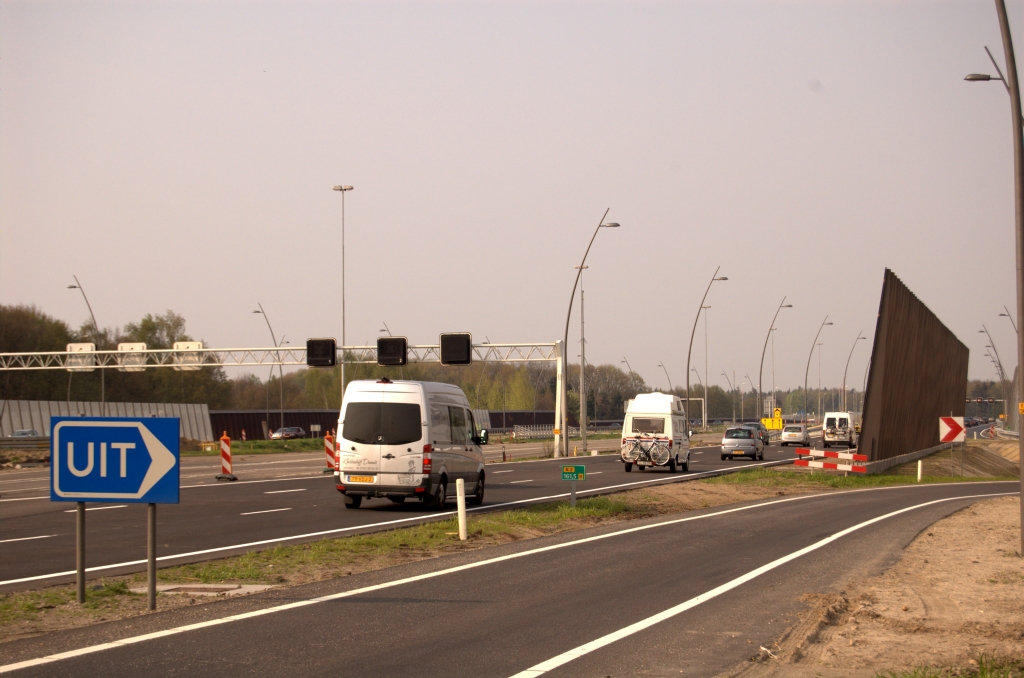 20090413-171028.jpg - Nieuw stukje parallelbaan in de aansluiting Veldhoven in verkeer.  week 200905 