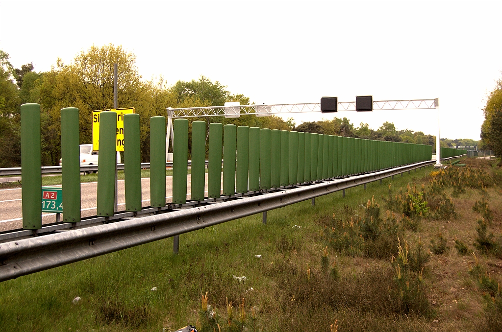 20090425-174244.jpg - Een gedeelte van de oostelijke rijbaan van de A2 tussen Leende en Eindhoven is voorzien van deze koplamplichtdempers (een verzonnen term, wat is de officiele?) ten behoeve van een fietspad dat speciaal lijkt aangelegd voor bermtoeristen (waarvoor dank!).