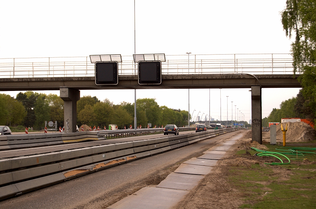 20090425-191317.jpg - Naar verluidt is er ook nieuwe signalering geplaatst in het wegvak tussen het viaduct Aalsterhut en de aansluiting Maarheze. We verkennen het trace en starten bij dat viaduct, waaraan nog oude matrixborden hangen.