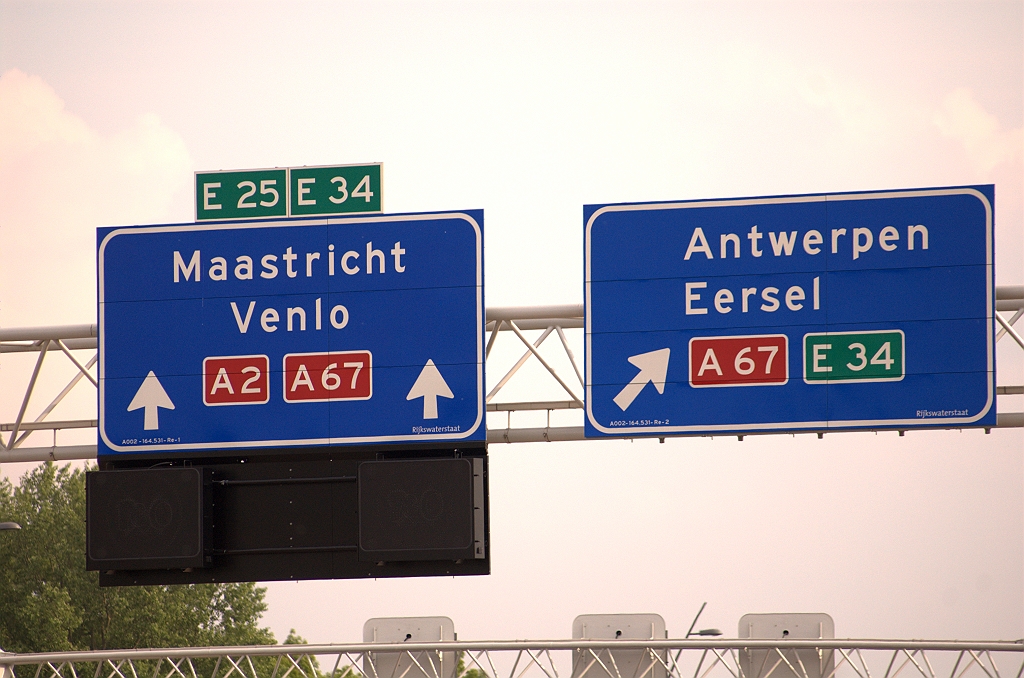 20090429-173247.jpg - Alhoewel de A67 ten zuiden van Eindhoven verdwijnt, leidt de A2 uiteraard wel rechtstreeks naar het begin van de A67-oost in kp. Leenderheide, zodat het A67 schildje niet misstaat op het linker bord.