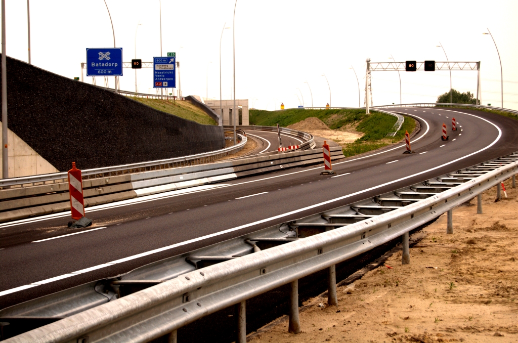20090502-162320.jpg - Aan de noordzijde van KW 2 gaat de ene rij barriers over in geleiderail. De andere loopt verder als afscheiding van het verkeer in de richting Tilburg, dat in tegengestelde richting rijdt.  week 200917 