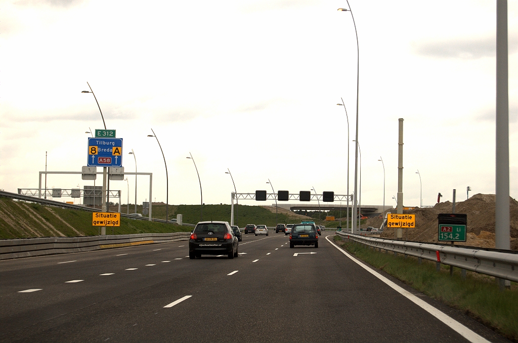 20090503-170655.jpg - Vervolgens weer een stukje nieuwe rijbaan, maar die is nog niet voorzien van DZOAB. Wel mast, maar nog geen bordje voor de A2 in de richting Amsterdam.