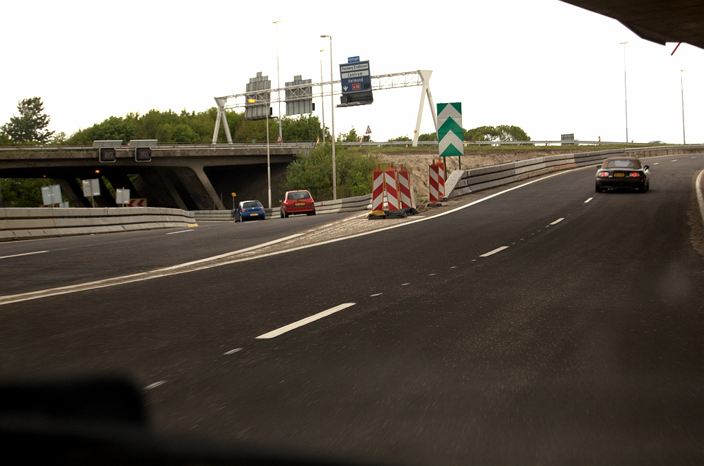 20090503-170729.jpg - De verbindingsweg Maastricht-Tilburg lijkt nog even mee te stijgen met het nieuwe A2 faseringstalud.