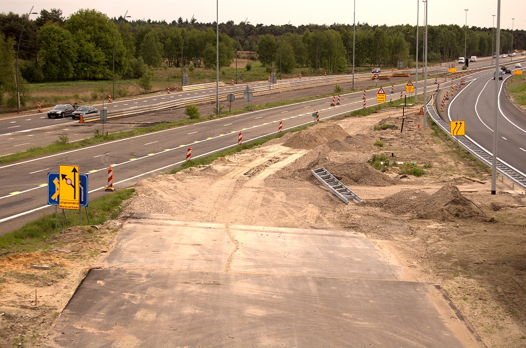 20090509-144456.jpg - De A2 rijbaan in de richting Maastricht onder KW 34 werd drie weken geleden in gebruik genomen. Ook voor de ingebruikname van de andere richting zijn de voorbereidingen bezig. We zien dat er werkruimte gecreeerd is tussen de tweede oude hoofdrijbanen...