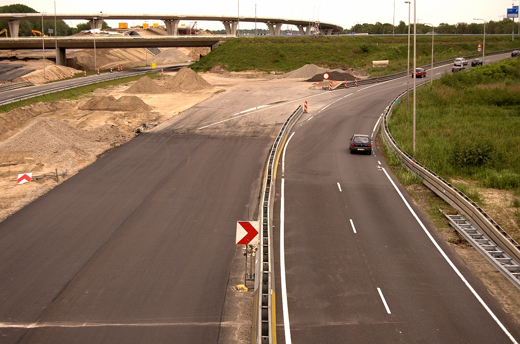 20090509-162507.jpg - Bij kp. de Hogt sluit het nieuwe asfalt aan op een stukje rijbaan dat bij de aanleg van de tijdelijke bypass van de A67 reeds werd neergelegd. Voor het vervolg zullen we moeten wachten op de sloop van het oude viaduct in de A2 en het bijbehorende dijklichaam.  week 200907 