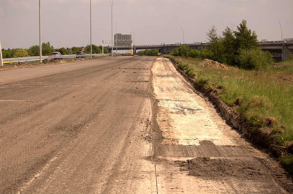 20090510-132119.jpg - De zaagsnede aan de andere kant bevestigt dat vermoeden. Het verwijderde asfalt was de vluchtstrook van het A2-A58 oversteekje.