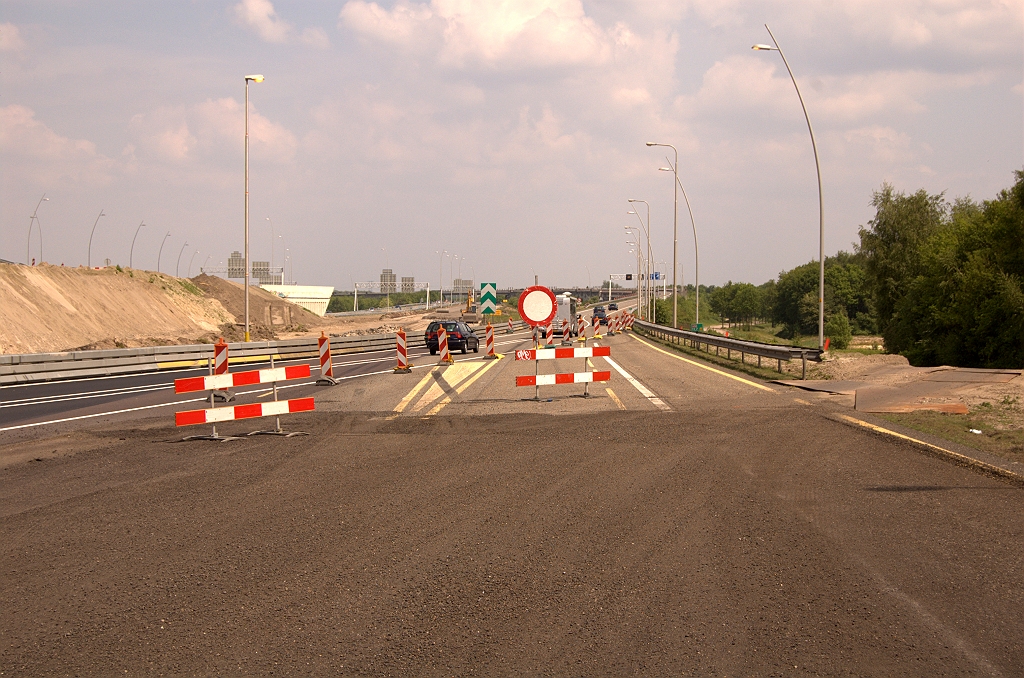20090510-140339.jpg - Einde van de vacante A2 rijbaan bij kp. Ekkersweijer, ongeveer op het punt waar in de eindsituatie de vier rijstroken zich splitsen in twee A2 rijstroken in de richting Amsterdam en twee A50 rijstroken in de richting Nijmegen. De TOTSO in de A2 blijft hier dus gehandhaafd.  week 200918 