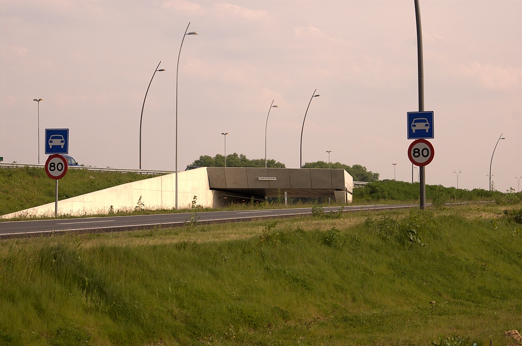 20090510-171151.jpg - We gaan stug door met het zoeken naar kunstwerknaambordjes, en belanden bij KW 6, nabij het begin van de N2 vanuit de richting Tilburg.