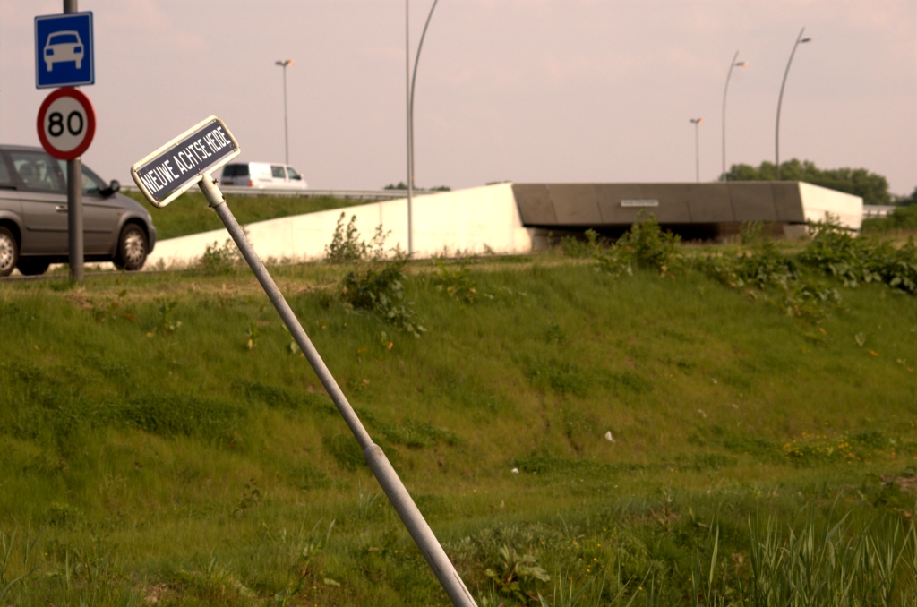 20090510-171255.jpg - Straatnaambordje van een verlegde weg parallel aan de A2/N2 die een woonwagenkamp ontsluit.