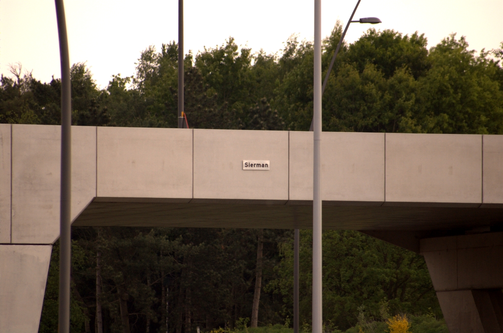 20090510-175515.jpg - Evenals in KW 9 is het bordje alleen boven de hoofdrijbaan aangebracht. "Sierman" was in het linkse uitvoeger tijdperk de naam van het  viaduct in de A2 . Wie of wat Sierman is of was, weten we echter nog steeds niet.