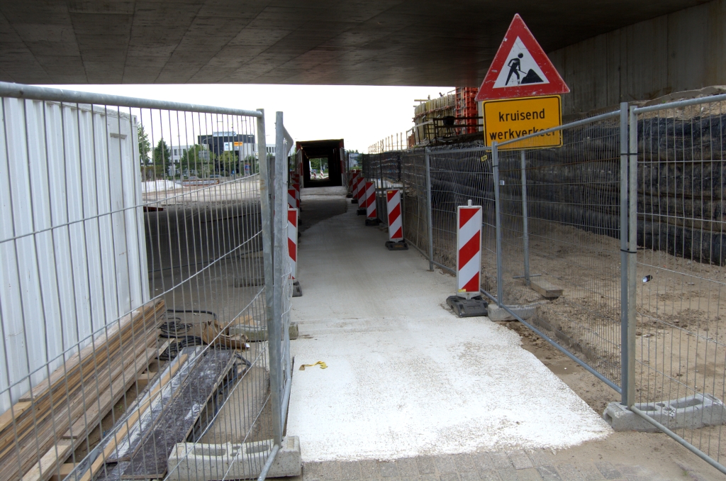 20090516-170450.bmp - Containers onder het voltooide viaduct verwijderd. Het rijwielpad is hier voorzien van een tijdelijke betonverharding. Het kruisend werkverkeer bevindt zich overigens pas na de nieuwe tunnel.