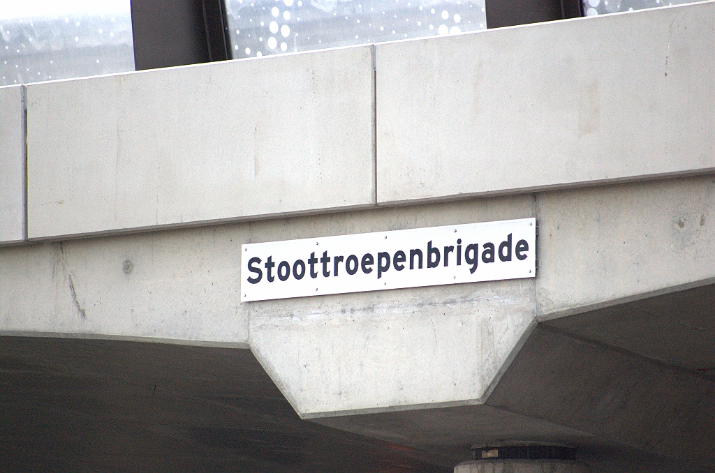 20090517-162025.bmp - Evenals KW 31 (Aalsterweg/N69) heeft KW 13 een militaire naam gekregen, maar hier zonder de  toevoeging "viaduct" .