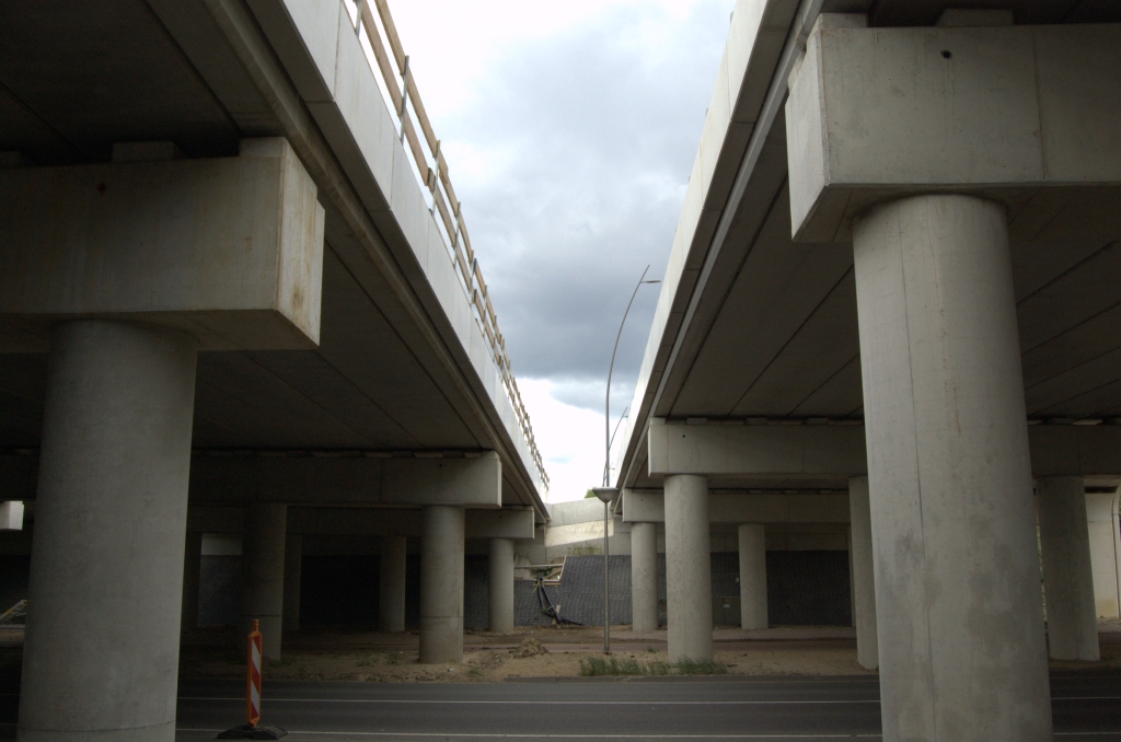 20090517-175941.bmp - In het zuidelijk hoofdrijbaanviaduct zien we nog de werkbrugleuning van houten latten. Maar de valbeveiligingen zijn wellicht een andere discipline die niet door de betonmannen worden gerealiseerd.
