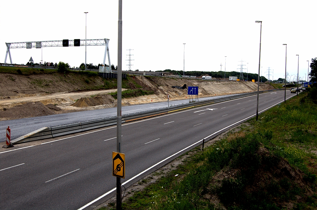 20090521-153234.bmp - ...maar het grootste deel van het uiteindelijke parallelbaanwegvak (links van de barrier) is nieuw asfalt. Die ligt nu immers op maaiveldhoogte.  week 200824 