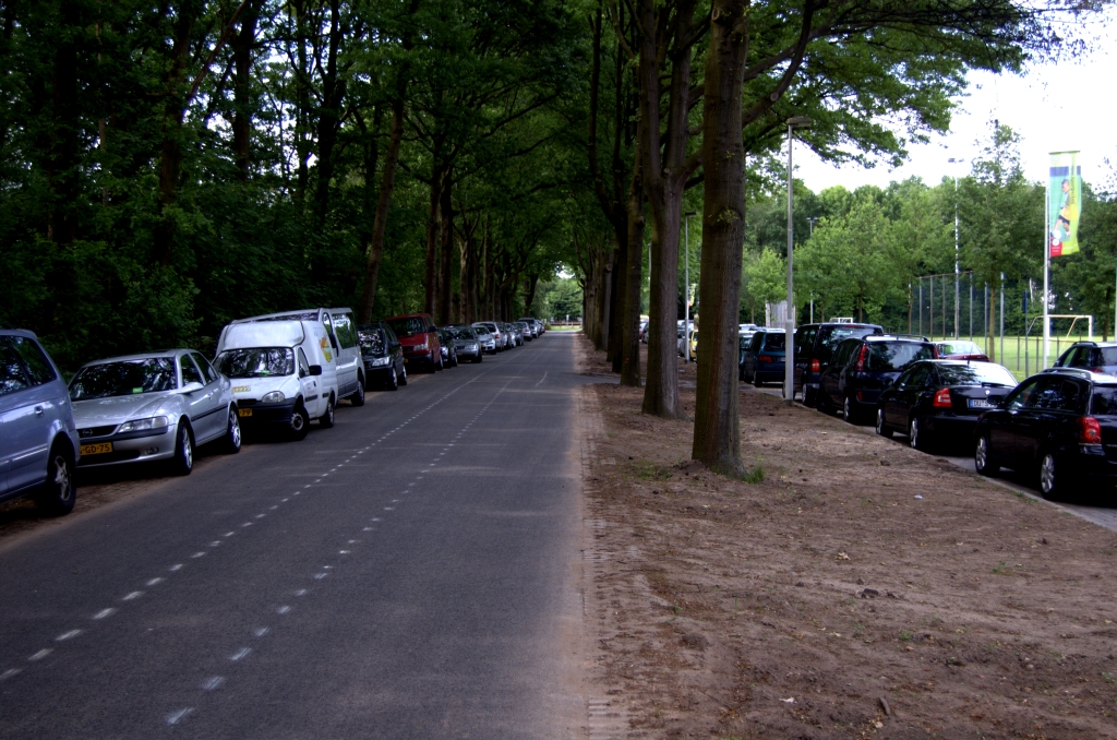 20090521-164344.bmp - De Velddoornweg ontsluit hier nog een parkeerterrein, maar heeft zelf ook een parkeerfunctie. Het valt niet te hopen dat fietsers hier gaan spookrijden als de keienstrook eenmaal is aangebracht.