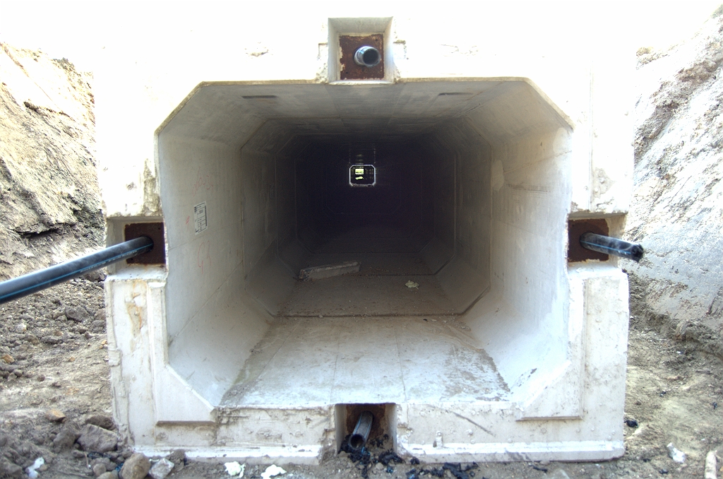 20090521-201143.bmp - Licht aan het einde van de tunnel, waar anderhalf jaar geleden werd begonnen met het gedeelte onder de  westelijke parallelrijbaan .