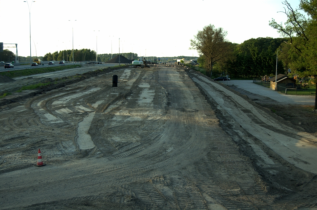 20090521-202008.bmp - Tussen amfibietunnel en KW 8 is al wel al het oude asfalt verwijderd. Rechts komt het aanplaksel aan het dijklichaam op hoogte.