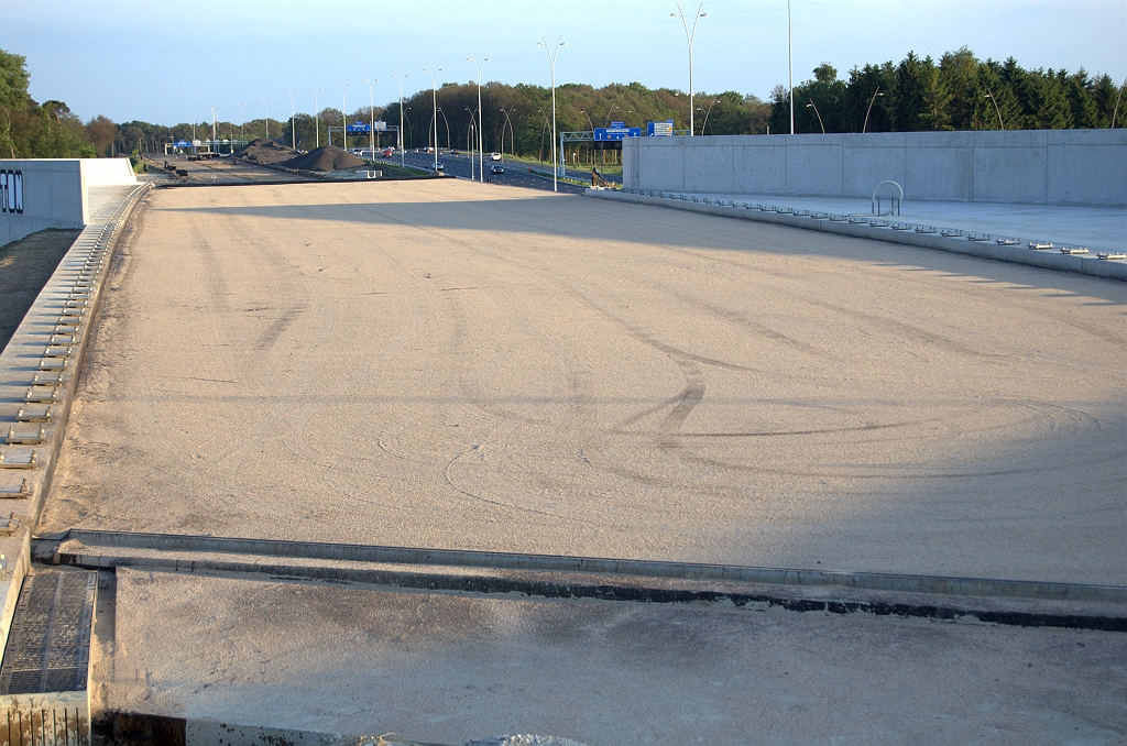 20090521-203414.bmp - Dun zandlaagje op het beton van KW 7, wellicht een teken dat het asfalt voor de A2 hoofdrijbaan in de richting Amsterdam hier spoedig zal worden aangebracht.