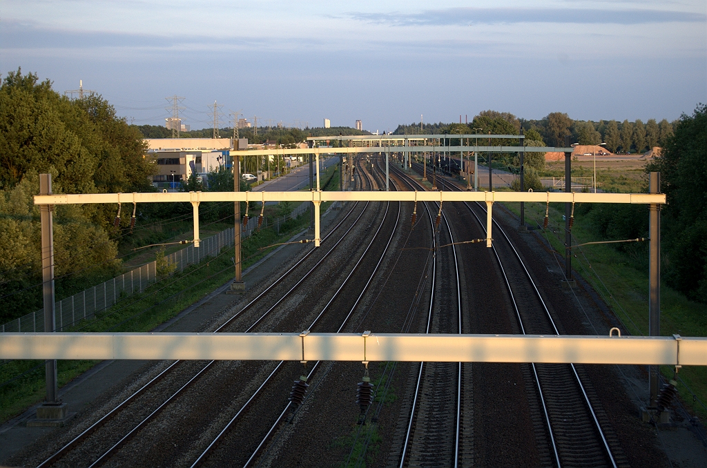 20090521-210239.bmp - Eindhovense skyline vanaf het spoorviaduct KW 3. Het lijkt trouwens of er hier bij de spoorverdubbeling zo'n tien jaar geleden een "spoorasverschuiving" heeft plaatsgevonden.