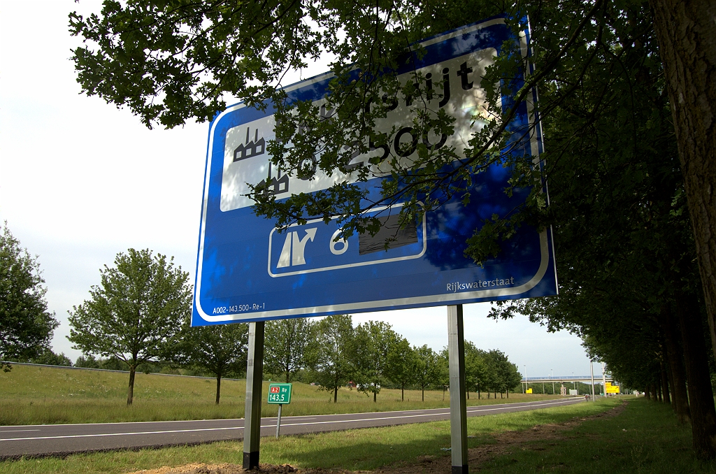 20090523-164335.bmp - Identiek bord langs de A2, meer bepaald de verbindingsweg 's Hertogenbosch-Nijmegen in kp. Ekkersweijer.