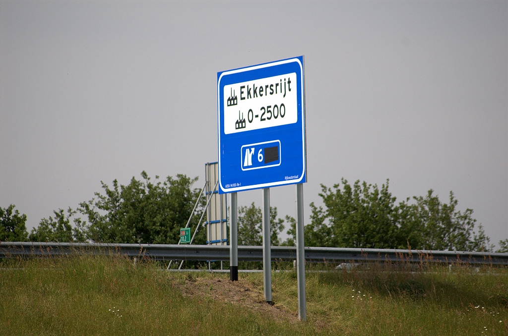 20090523-164649.bmp - Een ander verhaal is het met het aankondigingsbord langs de A58 vanuit de richting Tilburg. Het eerste Agmi taludbermbord dat we ontwaren in de projecten rond Eindhoven. De karakteristieke zwarte sokjes zijn gedeeltelijk onder de grond verdwenen.