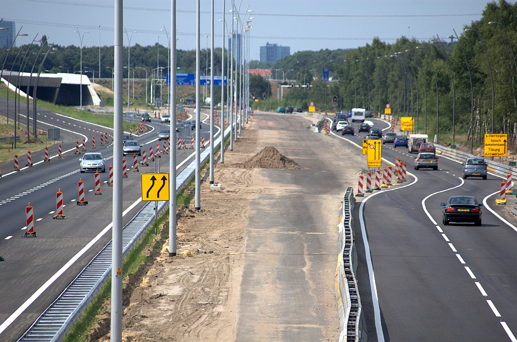 20090531-161752.bmp - In het weekend van 5-7 juni (een week no fotodatum) is de A2 van Nederweert tot het knooppunt Leenderheide, waar de rechter rijbaan op de foto deel van uitmaakt, afgesloten. Zou het dan zo ver zijn dat die rijbaan kan worden verlegd zodat hij onder KW 34 (linksboven) doorgaat? Dan moet wel eerst het verkeer vanaf de rotonde in de richting Maastricht zijn overgezet op een nieuwe rijbaan over KW 34 heen.  week 200921 