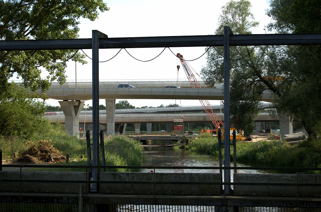20090531-173439.bmp - De ecologische verbindingszone in het knooppunt de Hogt met een hoofdrol voor het riviertje de Dommel. Zeven nieuwe bruggen zijn hier gebouwd met elk een overspanningslengte van ten minste 100 meter.