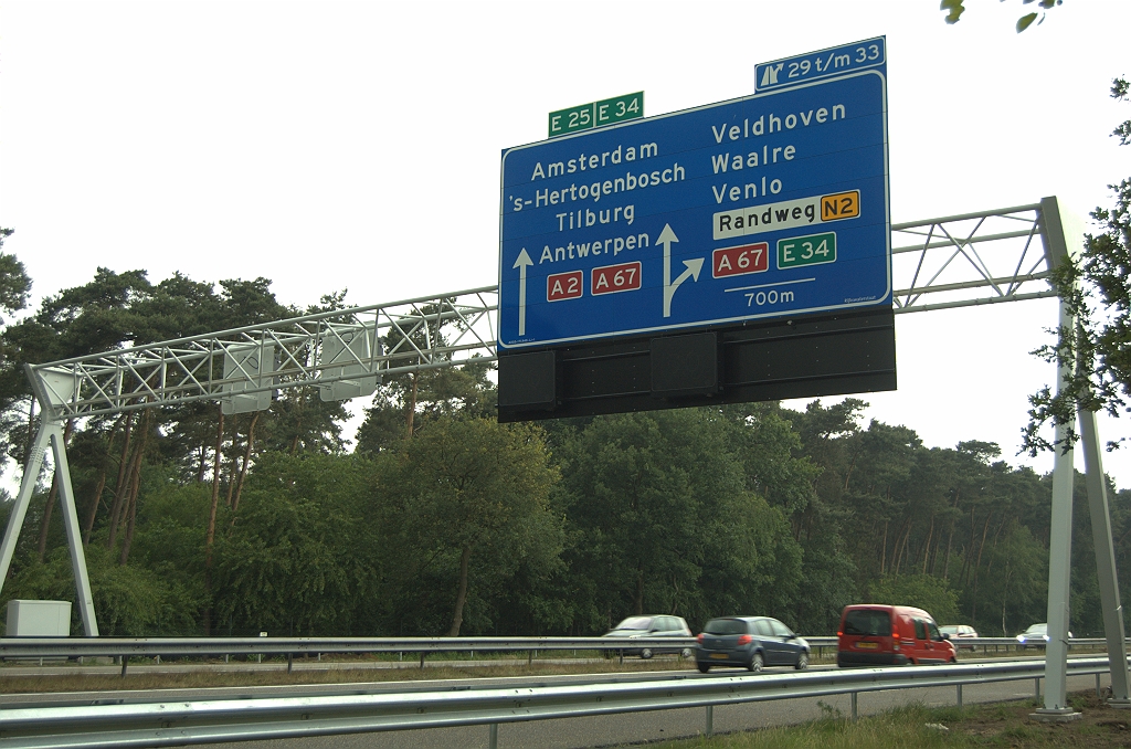 20090607-151715.bmp - Zusje van het  portaalbord bij kp. Ekkersweijer , waarop eveneens de keuze wordt aangekondigd tussen hoofd- en parallelrijbanen langs Eindhoven.