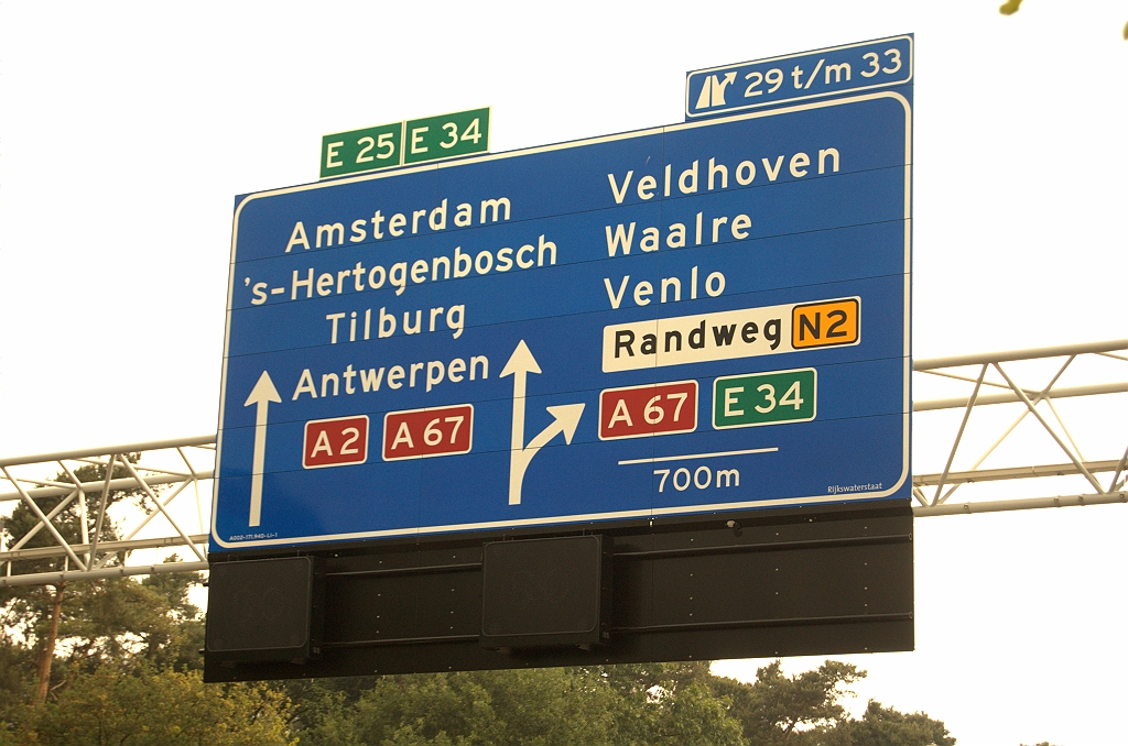 20090607-151735.bmp - De combinatie van het agglomoratiebord hiervoor, en de afritnummers, is hopelijk voldoende om de weggebruiker duidelijk te maken dat voor Eindhovense bestemmingen hier moet worden afgeslagen.