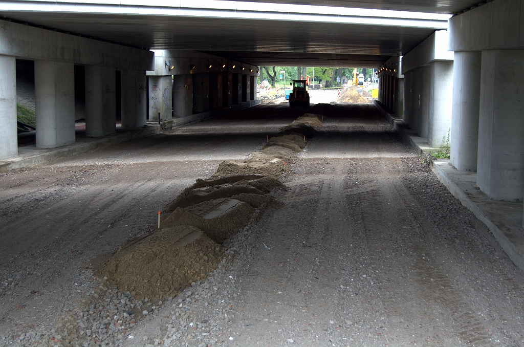 20090614-161808.bmp - Zo te zien wordt de bestaande situatie hersteld, waarbij de Oirschotsedijk gescheiden rijbanen had onder KW 8. Tijdens de bouwperiode aan het kunstwerk was er een enkele versmalde rijbaan.