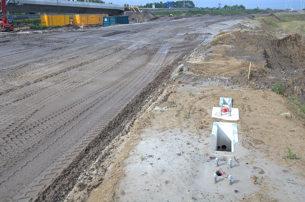 20090614-173919.bmp - Volledig van asfalt ontdaan en verhoogde rijbaan op het talud naar KW 3 (spoorviaduct).  week 200919 