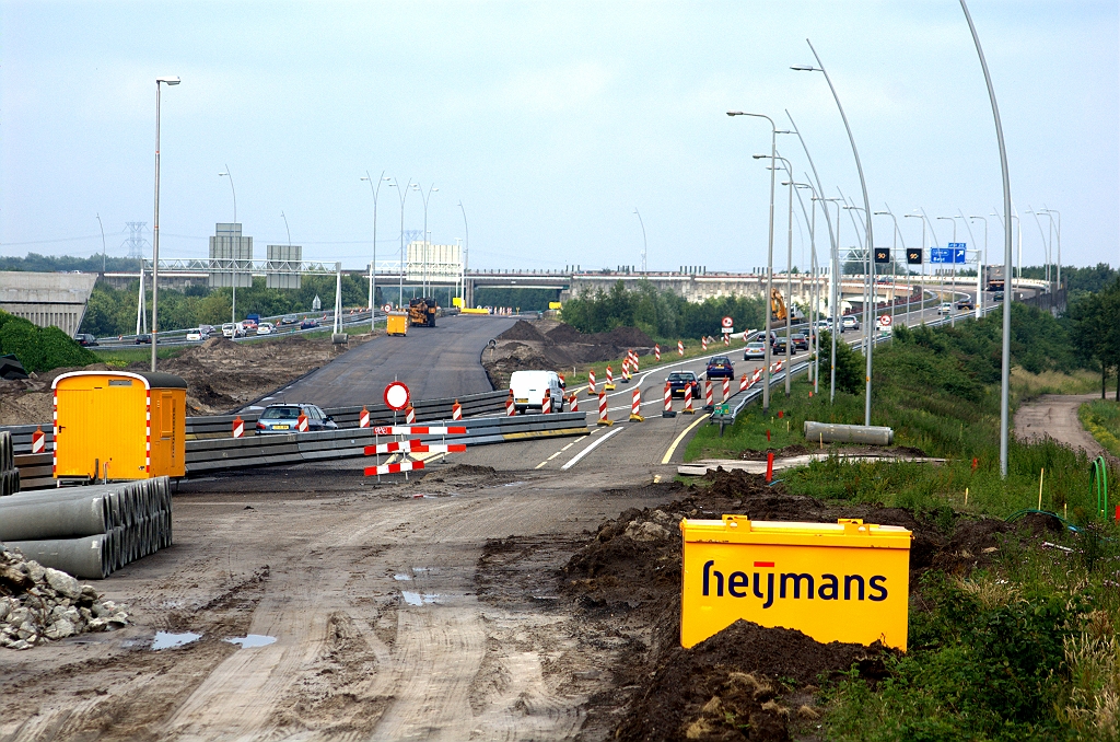 20090614-180715.bmp - Toekomstige splitsing A50 in de richting Nijmegen en de A2 in de richting Amsterdam in kp. Ekkersweijer met nieuw asfalt op het nieuwe begin van de A50.