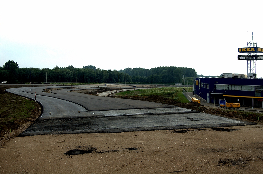 20090614-185423.bmp - Ook ten zuiden van KW 44 nieuw asfalt. Moeilijk te zien in dit perspectief het oversteekje naar de afrit Ekkersrijt. Links van de splitsing gaat het verder (met vluchtstrook!) naar de A50 in de richting Tilburg.