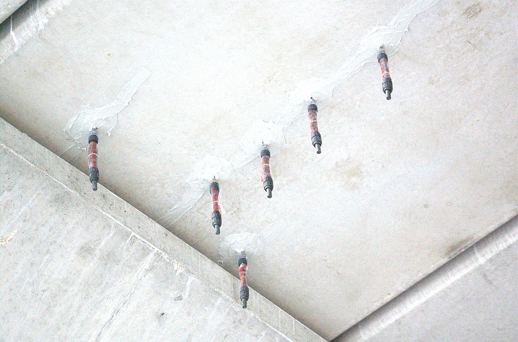 20090620-162646.bmp - Nee, het zijn een soort buisjes die in het beton van de liggers zijn bevestigd.