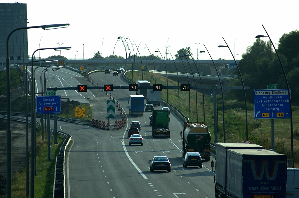 20090716-200556.bmp - Iets na achten worden de rijstroken naar de A67 Antwerpen afgekruisd. Snelheidslimiet verlaagd van 80 naar 70 km/uur. Oversteekmarkering vanaf de parallelbaan gedeeltelijk aangebracht.