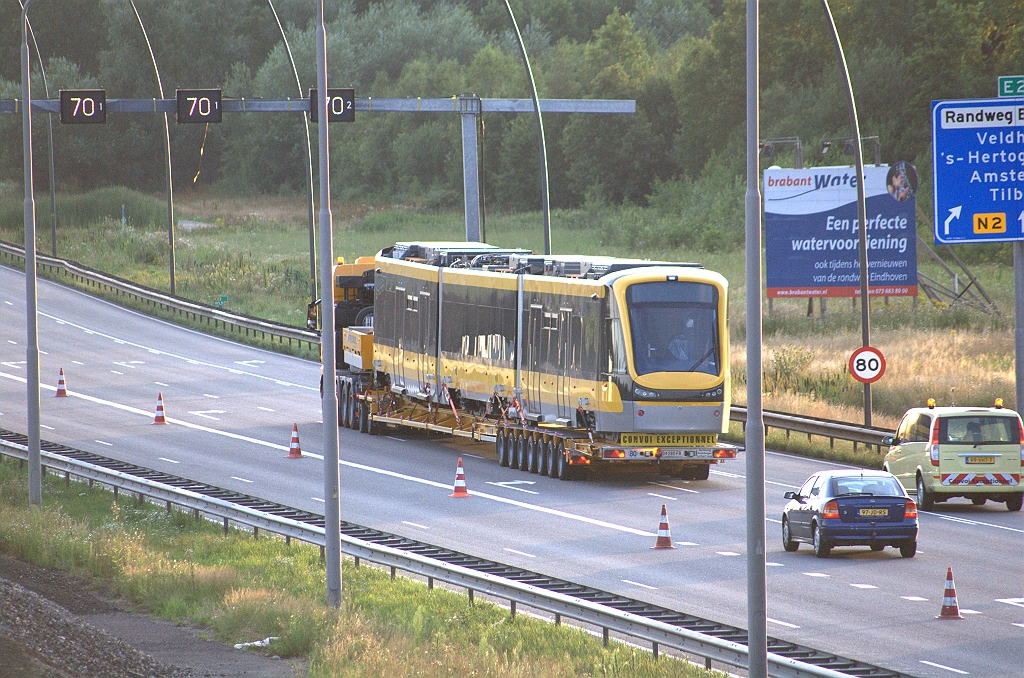 20090716-211139.bmp - Als deze tram bestemd was voor Antwerpen, dan heeft het speciaal transport pech en moet het de omleidingsroute volgen, waarover verderop meer.