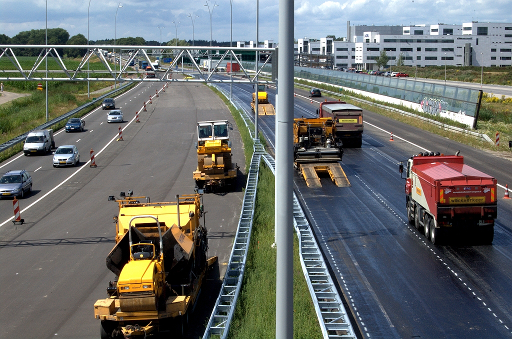 20090717-122331.bmp - Verkeer op de A67 in de richting Antwerpen westelijk van KW 18 verplaatst naar de vluchtstrook, zodat er verder kan worden gegaan met de ombouw van de rijbaan tot zijn definitieve verschijning.